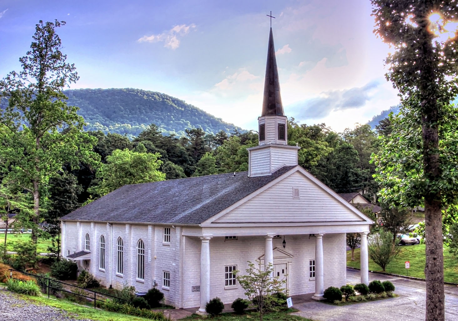 Image of a white chapel on the Pinnacle Retreat Center campus.
